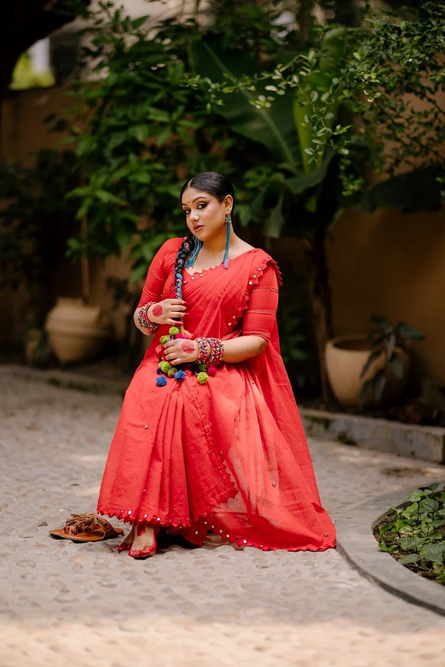 আরেকটি শাড়ি পুরো লাল। এর নাম দেওয়া হয়েছে আলতা পরী। পাড়ে একই রঙের কাপড়ে অ্যাপলিক করা হয়েছে। সঙ্গে জুটি বেধেঁছে মিররওয়ার্ক।