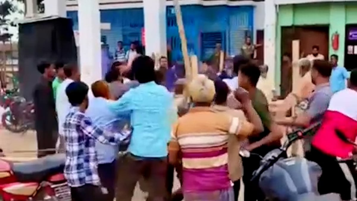 পেট্রল নিতে এসে বাগবিতণ্ডা, ছুরিকাঘাতে আহত ৩