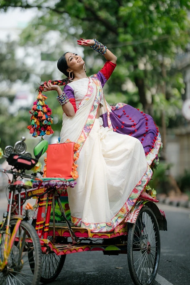 অন্য সাদা শাড়িটির পাড় রিকশাপ্রিন্ট-প্রাণিত। 