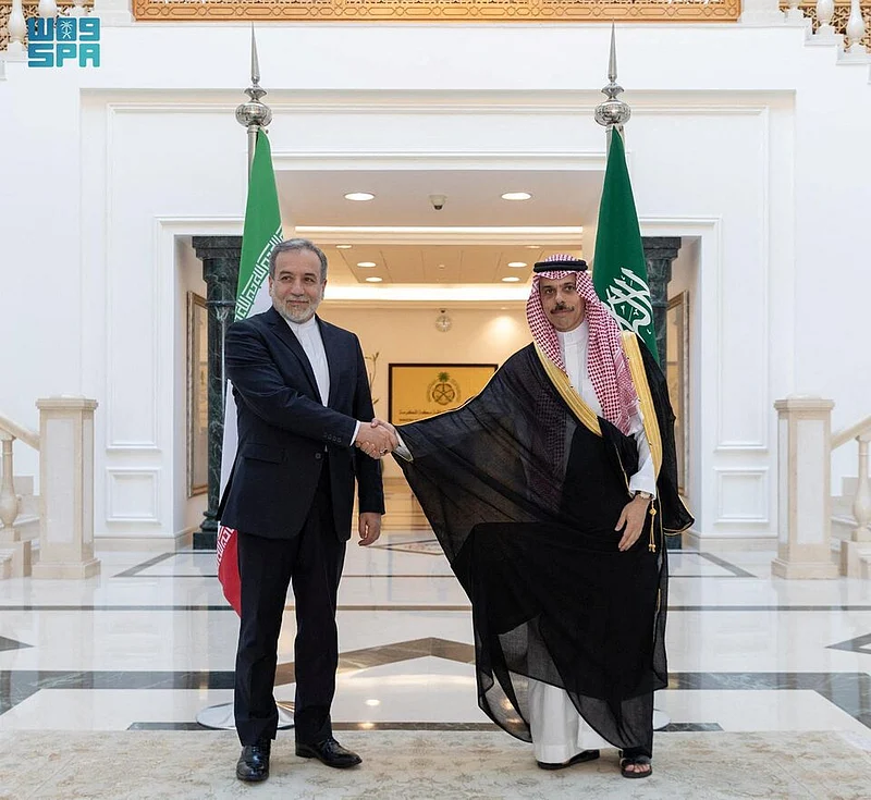 ইরানের পররাষ্ট্রমন্ত্রী আব্বাস আরাগচি ও সৌদি আরবের পররাষ্ট্রমন্ত্রী ফারহান আল সৌদ 