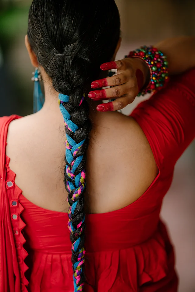 কোনোটিতে ব্লাউজের নিচের নকশায় সামনে–পেছনে একই কাপড়ের ঝালর আবার কোনোটি প্লিটেড।