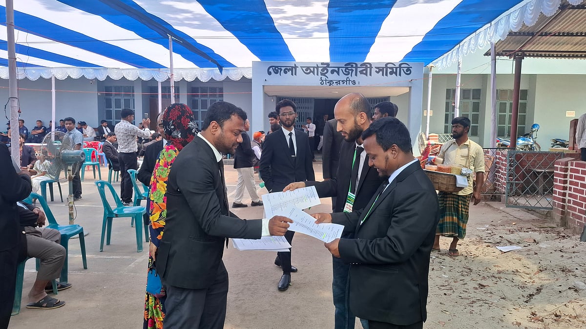 ভোটের আগের রাতে সভাপতি প্রার্থীর বাড়িতে পুলিশ, সরে যেতে বলার অভিযোগ