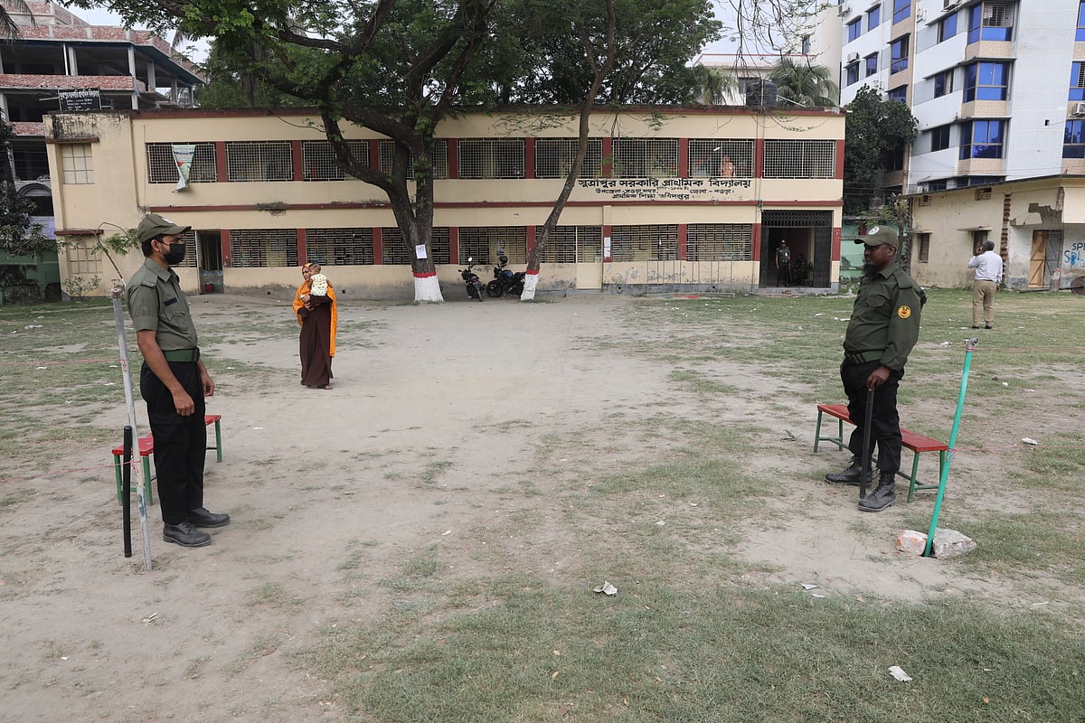সকালে ভোটার কম, প্রথম ঘণ্টায় ভোট পড়েছে ১ শতাংশের কম