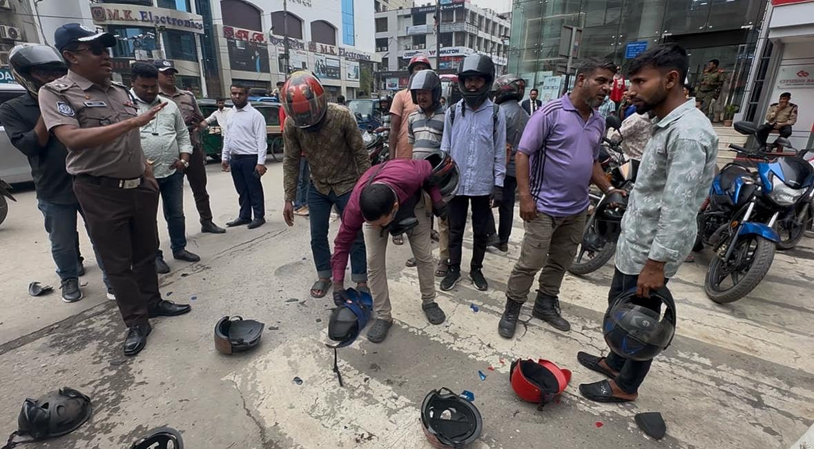 মোটরসাইকেলের চালকেরা নিজেদের প্লাস্টিকের হেলমেট নিজেরাই ভাঙলেন