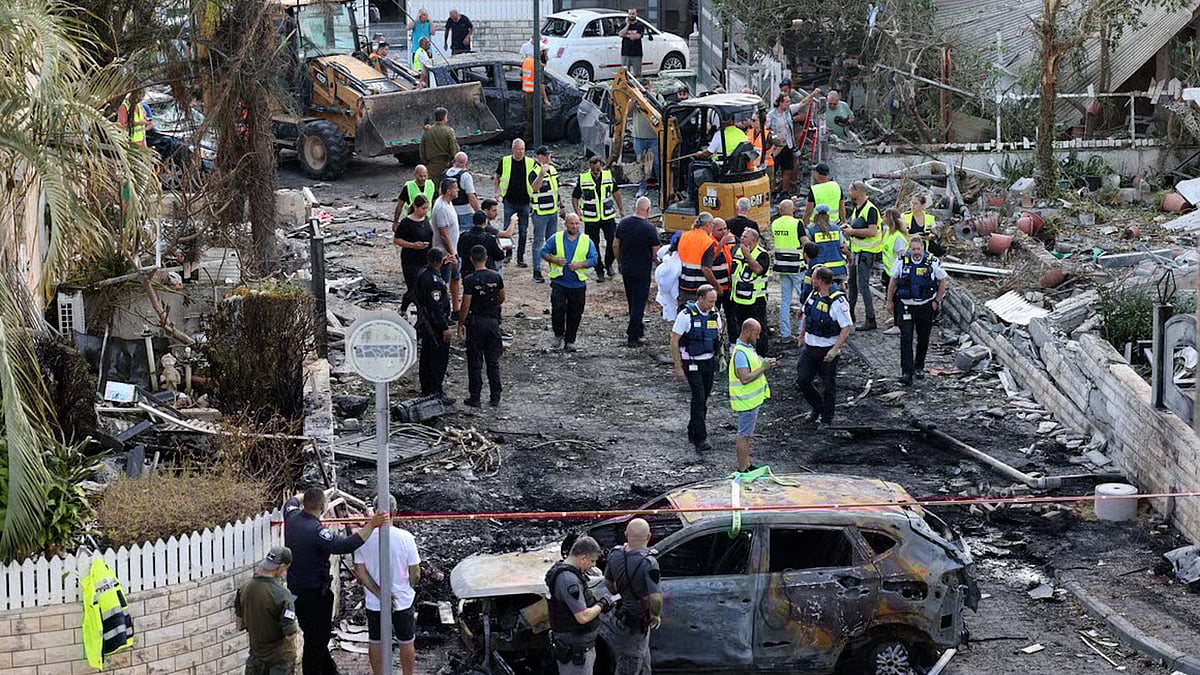 ভোর হতেই ইসরায়েলে রকেট হামলা চালিয়েছে হিজবুল্লাহ