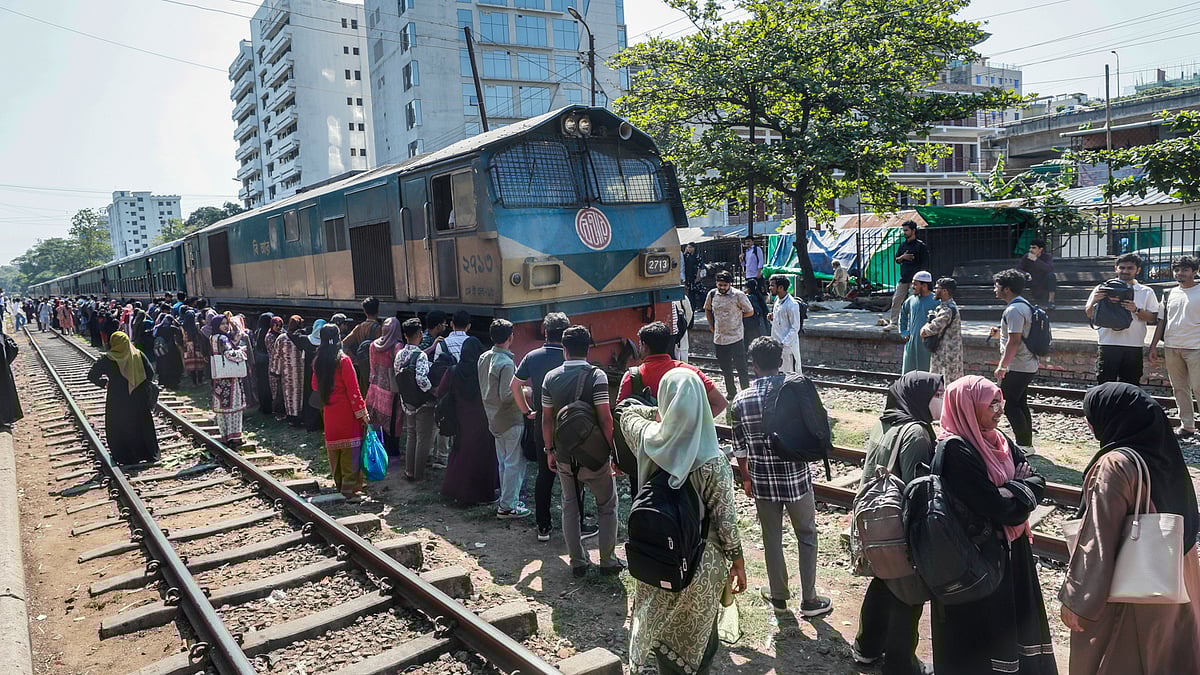 শাটল ট্রেন দেরিতে এসেছে। লাইন ঘেঁষে শিক্ষার্থীদের অপেক্ষা
