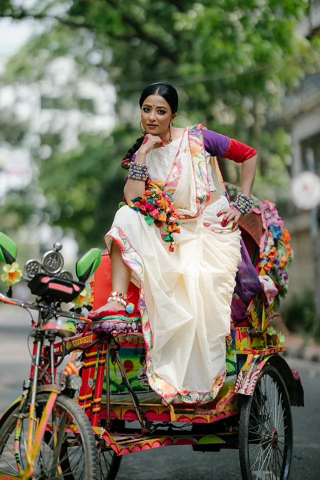 কাটআউট লেইসের ডিটেইলিং আছে হাতায়। বিশেষভাবে নজর কেড়েছে ভিন্ন রঙের হাতা।  