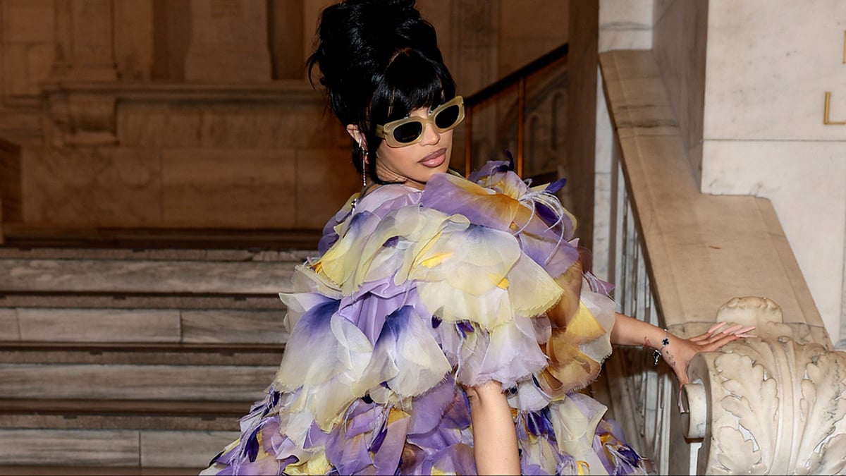 প্রতারণার শিকার র‍্যাপার কার্ডি বি, ক্রেডিট কার্ড থেকে উধাও ৭৩ লাখ টাকা