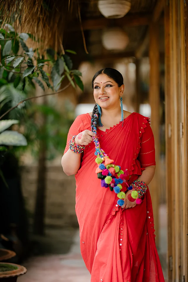 ২৫০টি মিরর ডিটেইলস আছে এই শাড়িতে। আর জমিন জুড়ে ছড়িয়ে ছিটিয়ে করা হয়েছে ঝুনঝুনির ব্যবহার। 