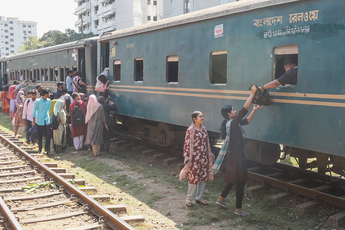 শাটলে শিক্ষার্থীদের ভোগান্তি