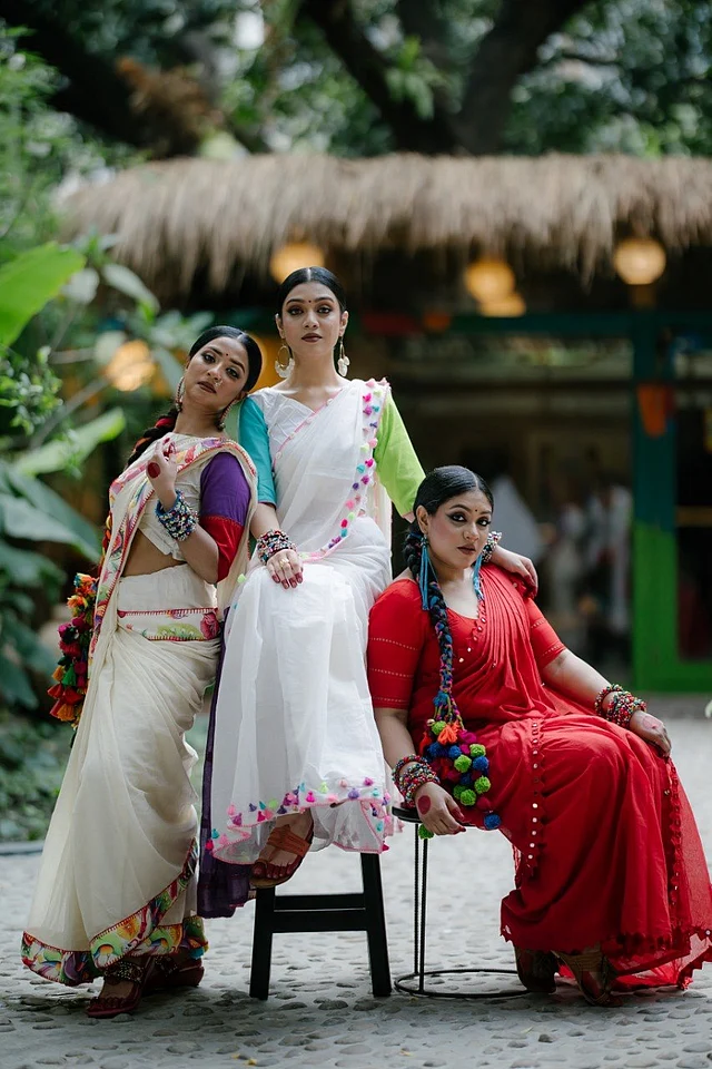 সাদা প্রাধান্য পেয়েছে এবারে তাসা-র দুটো শাড়িতে। 