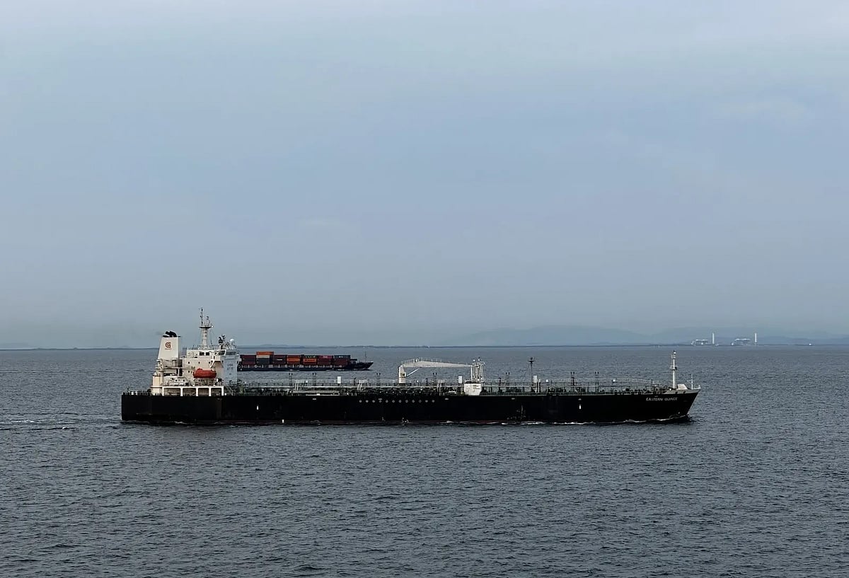 এমটি ইস্টার্ন কুইন্স নামের জাহাজটি আজ বৃহস্পতিবার দুপুরে চট্টগ্রাম বন্দরে তেল নিয়ে পৌঁছায়