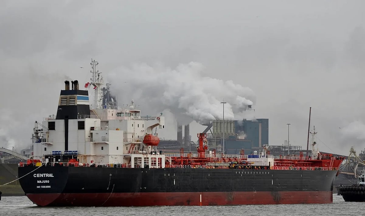 যুদ্ধের পর অকটেনের প্রথম জাহাজ এল দেশে