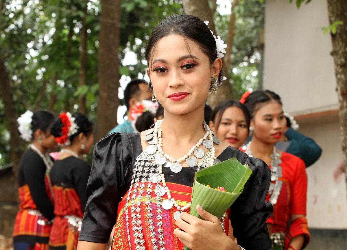 প্রথাগত অলংকার আর সাজে এক চাকমা তরুণী