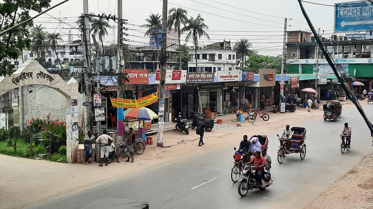 ঝিনাইদহে আদালতের নিষেধাজ্ঞায় মার্কেট নির্মাণ বন্ধ, গড়ে উঠছে অবৈধ দোকান