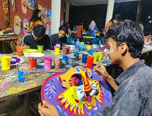 মুখোশে ফুটে উঠছে বাঘ, সিংহ, রাজা-রানি, ফুল-পাখির নান্দনিক রূপ।