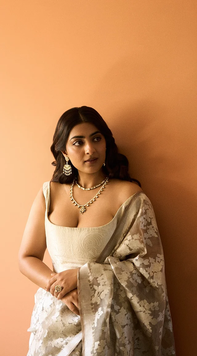 অগ হোয়াইট বাস্টিয়ার দিয়ে লাতে=অগ হোয়াইট ফুলেল শাড়ি পরেছেন জায়েন