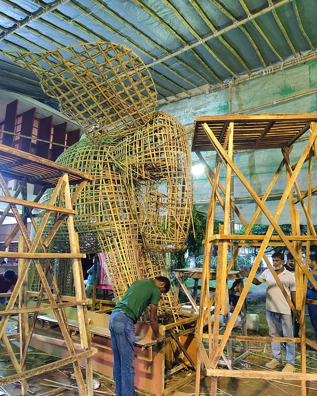 বাঁশ ও কাঠের কাঠামোয়  ধীরে ধীরে পূর্ণতা পাচ্ছে  শোভাযাত্রার বিশাল 
স্ট্রাকচারগুলো 