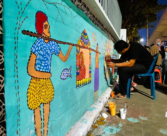 আগামী ১৪ এপ্রিল সকালেই চারুকলা থেকে শুরু হবে সেই বহুল প্রতীক্ষিত বৈশাখী শোভাযাত্রা। রাজু ভাস্কর্য, দোয়েল চত্বর হয়ে বাংলা একাডেমি ঘুরে আবারও চারুকলায় ফিরে আসবে এই শোভাযাত্রা