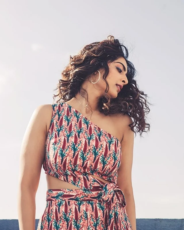 ওয়ান শোল্ডার রঙিন ড্রেস আর হুপ দুল 