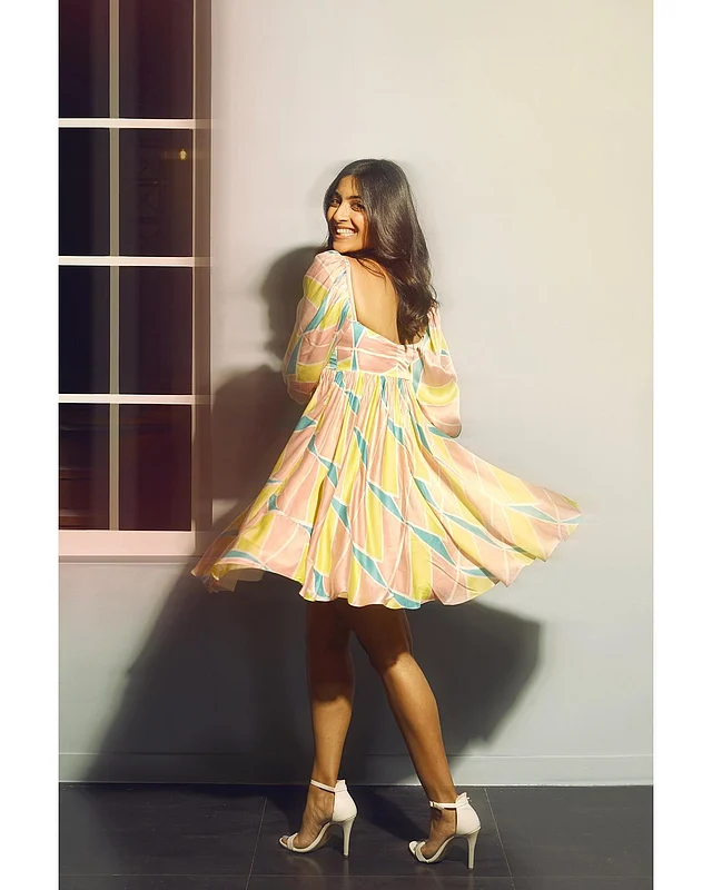 এই লুকে আছে ফ্লেয়ার দেওয়া মিনিড্রেস আর হাই হিলস 