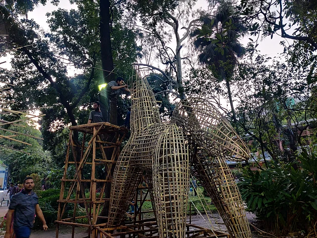 প্রধান আকর্ষণ পাঁচটি প্রতীকী মোটিফ।