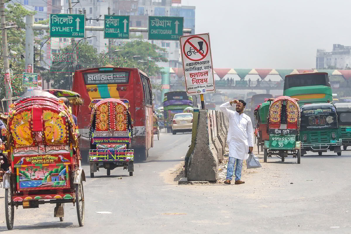  ঢাকা-নারায়ণগঞ্জ এক্সপ্রেসওয়ের দনিয়া এলাকায় সড়ক বিভাজকে থাকা নির্দেশনা উপেক্ষা করে চলছে ব্যাটারিচালিত রিকশা। 
