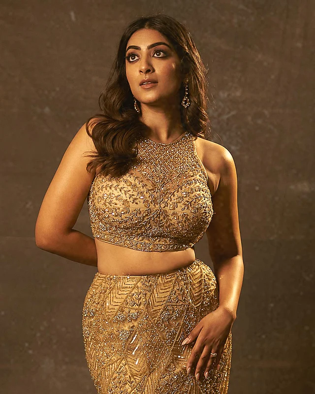 কারুকাজ করা সোনালি হলটার টপ আর ম্যাচিং পেন্সিল স্কার্টের লুক 