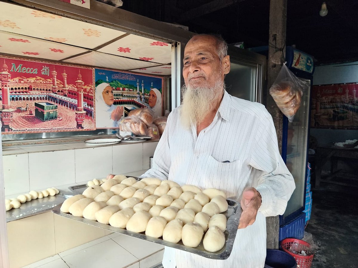নেওয়াজ আলীর যে চমচমের টানে প্রত্যন্ত গ্রামে ছুটে আসে মানুষ