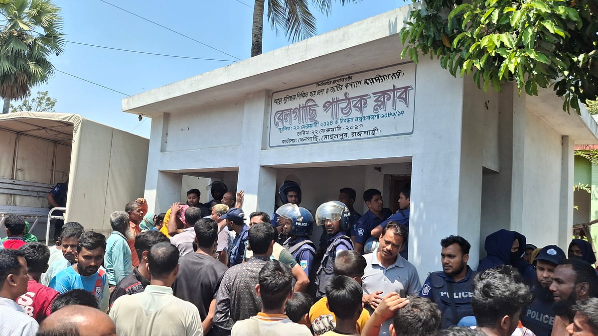 রাজশাহীতে ভ্যানচালককে পিটিয়ে হত্যা, এলাকাবাসীর হাতে অভিযুক্ত আটক