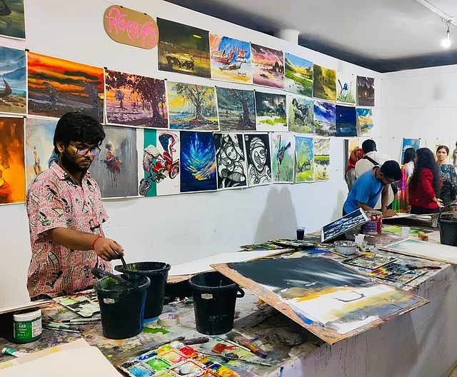 রঙে রাঙা আঙুল, তুলির টানে জীবন্ত হয়ে ওঠা ক্যানভাস যেন নতুন বছরকে বরণের অপেক্ষায় আছে 