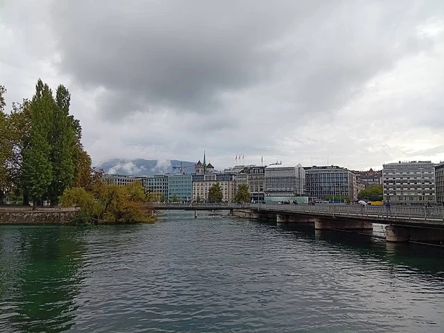 জেনেভা লেকের পাশে গড়ে উঠা শহর