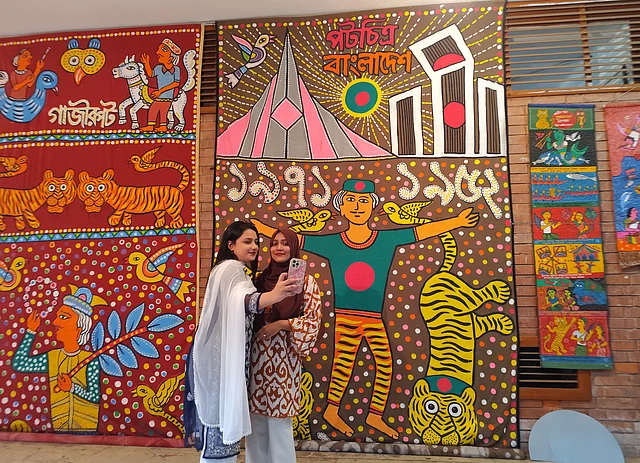 ফ্রেমবন্দি হচ্ছেন অনেকেই  নান্দনিক চিত্রকর্মের সামনে। 