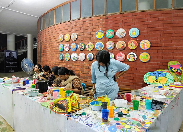 ঢাকা বিশ্ববিদ্যালয়ের চারুকলা অনুষদে পা রাখলেই বোঝা যাচ্ছে নববর্ষ খুব দূরে নয়। 