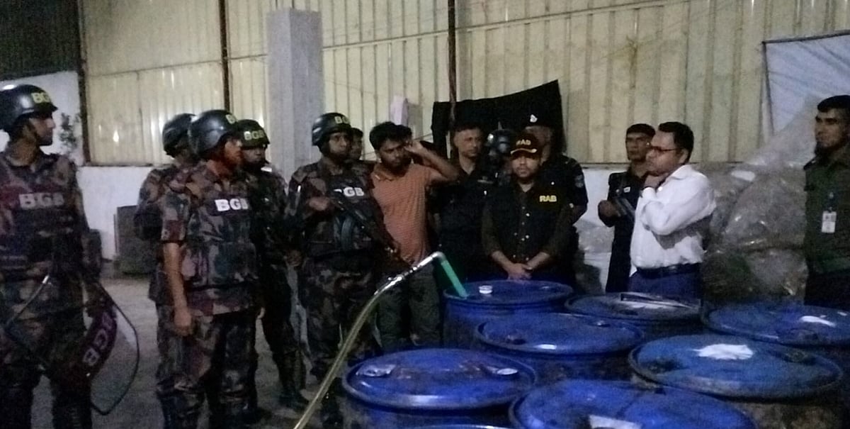 কারখানাটিতে অবৈধভাবে সয়াবিন তেল উৎপাদন–মজুত করা হচ্ছিল