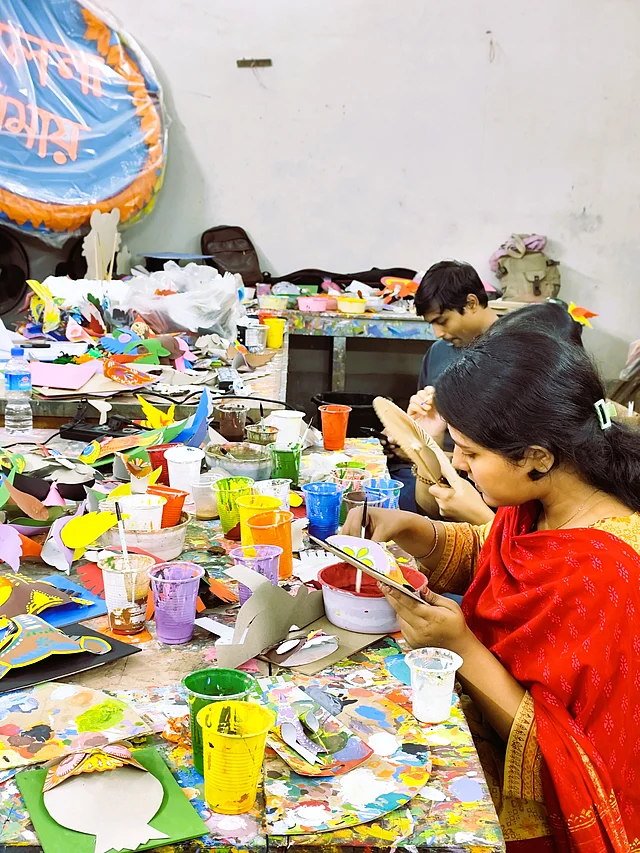 প্রতিদিন সকাল থেকে রাত—কোনো বিরাম নেই। শিক্ষার্থী, শিক্ষক আর শিল্পীদের সম্মিলিত প্রচেষ্টায় প্রাণ পাচ্ছে বিশাল সব মোটিফ ও মুখোশগুলো  