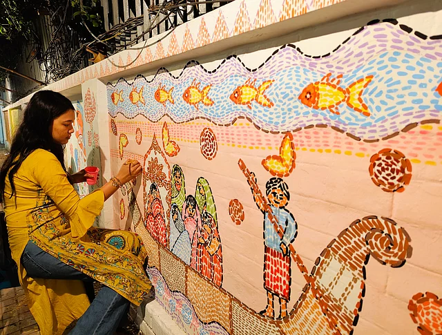 দেয়ালচিত্রে এবার বেছে নেওয়া হয়েছে নকশিকাঁথার নকশা 