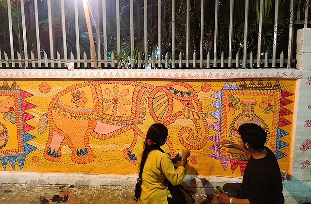 নকশিকাঁথার ফোঁড়ের মতো করে আঁকা হয়েছে হাতি , মাছ, বিড়াল , পাখির মতো নানা মোটিফ 