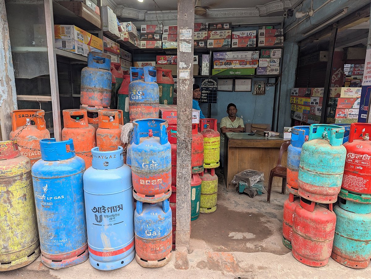 ব্রাহ্মণবাড়িয়ায় ৫০০ টাকা বেশি দিয়ে কিনতে হচ্ছে এলপিজি সিলিন্ডার