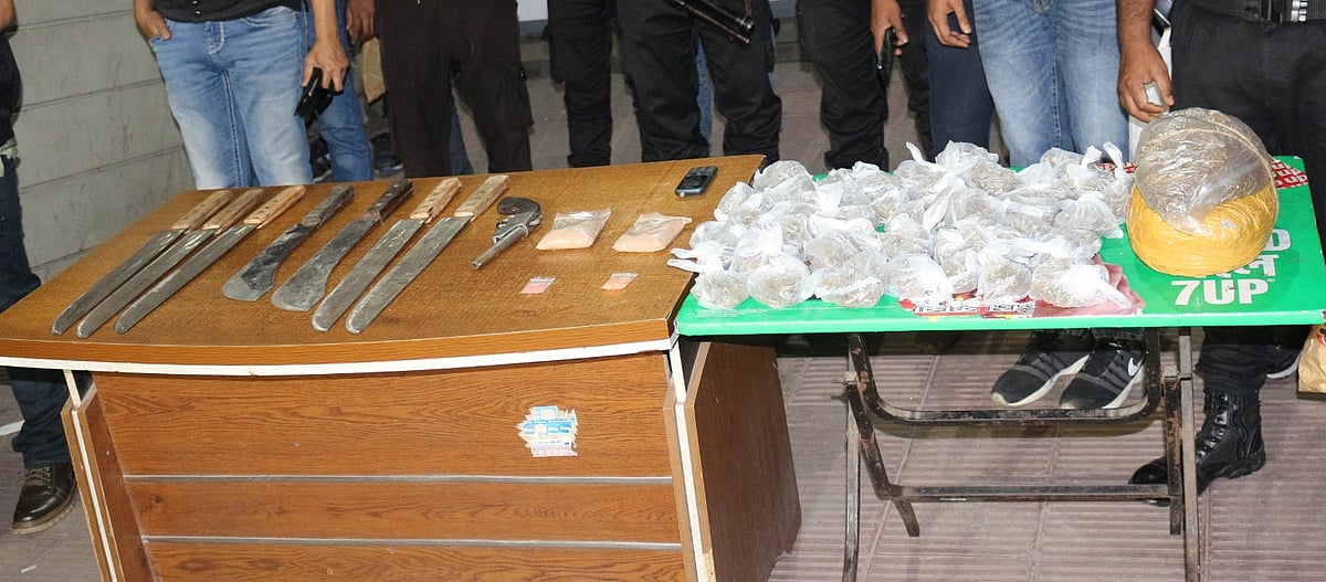 মোহাম্মদপুরের জেনেভা ক্যাম্পে অভিযানে অস্ত্র–মাদকসহ গ্রেপ্তার ৩: র‍্যাব