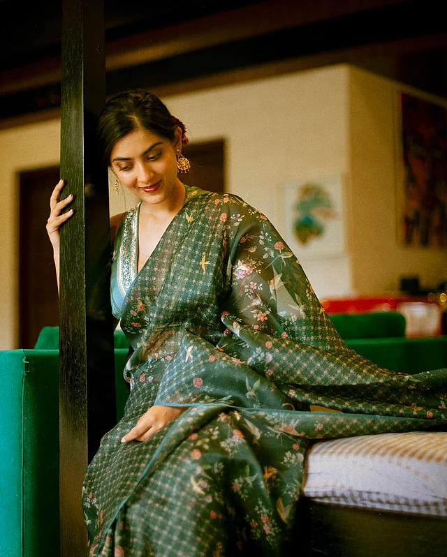 বাঙালি আমেজের শাড়ির সাজে 