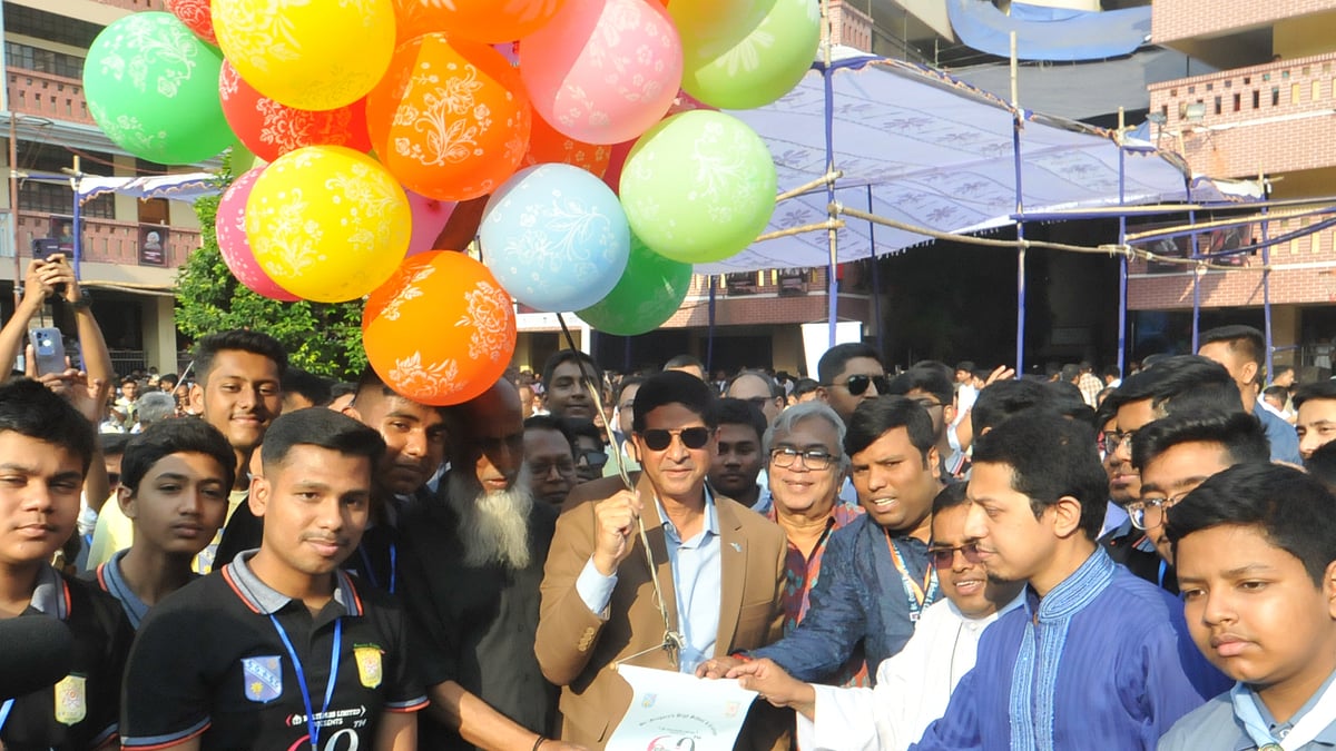 বেলুন উড়িয়ে বিজ্ঞান উৎসব উদ্বোধন করছেন প্রধান অতিথি বাংলাদেশ বিমানবাহিনীর প্রধান এয়ার চিফ মার্শাল ও গ্রেগরীয়ান হাসান মাহমুদ খাঁন। পাশে উপস্থিত সেন্ট গ্রেগরী হাইস্কুল অ্যান্ড কলেজের শিক্ষার্থী ও অতিথিরা।  