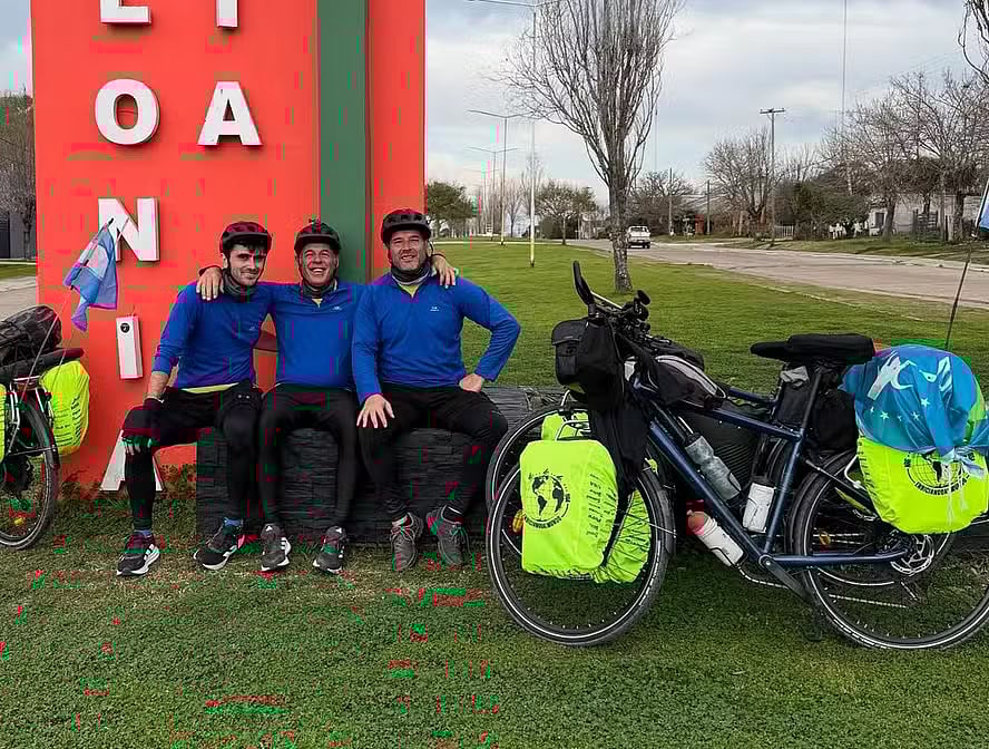 বিশ্বকাপে মেসিদের খেলা দেখতে সাইকেলে ১৭ হাজার কিমি পাড়ি দিচ্ছেন তিন বন্ধু