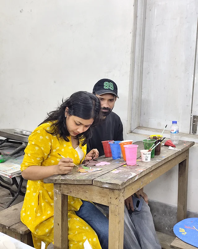 ছোট ছোট শিল্পকর্মেও চলছে সমান ব্যস্ততা। 