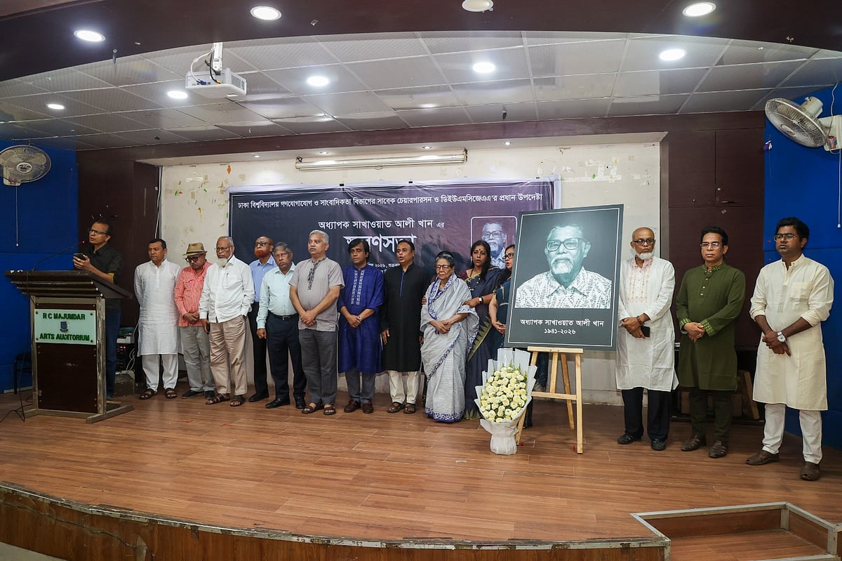 অধ্যাপক সাখাওয়াত আলীর সংস্পর্শে যে-ই এসেছে, তার জীবনেই তিনি আলো জ্বালিয়েছেন