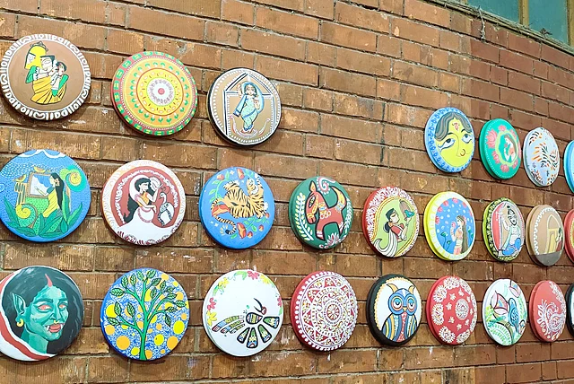 বিভিন্ন মোটিফে রাঙানো সরাগুলো দর্শনার্থীদের জন্য আলাদা আকর্ষণ হয়ে উঠছে। 