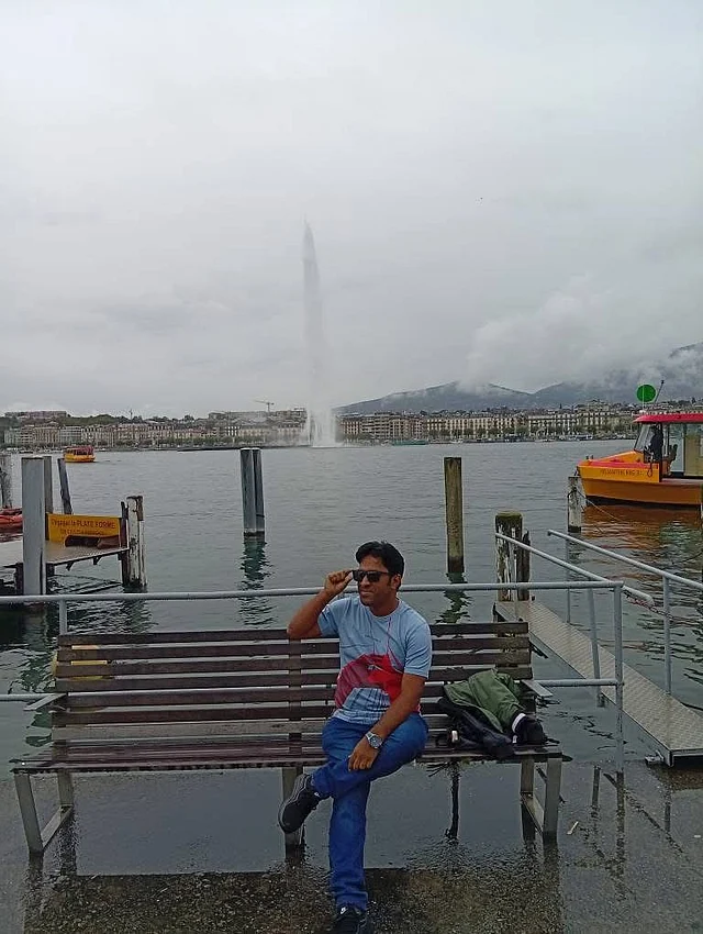 বিখ্যাত সেই ফোয়ারার সামনে লেখক