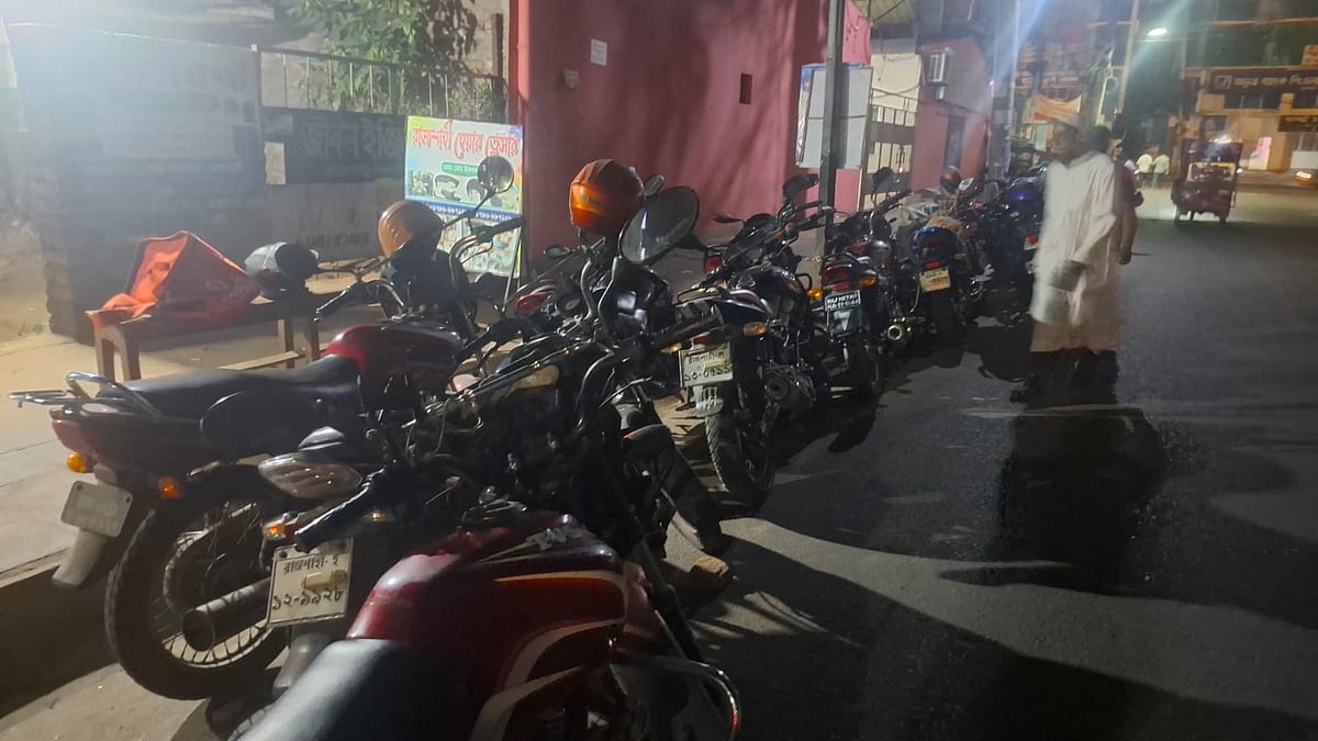 রাজশাহীতে তেলের লাইনে ‘সিরিয়াল–বাণিজ্যের’ অভিযোগ, মোটরসাইকেলপ্রতি নেওয়া হচ্ছে ৫০ টাকা