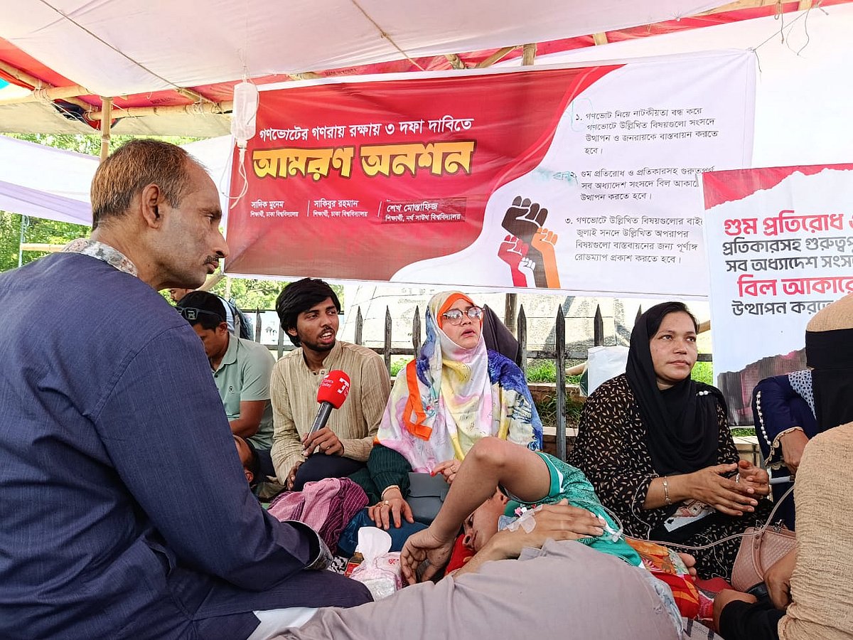 জুলাই শহীদ পরিবারের অনুরোধে অনশন ভাঙলেন তিন শিক্ষার্থী