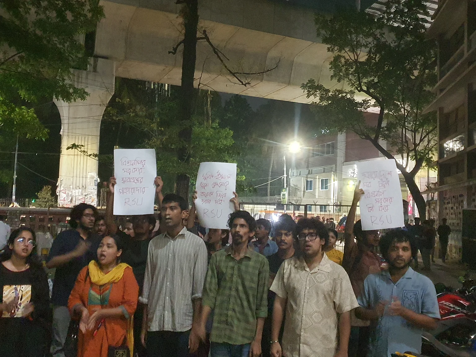 prothomalo-bangla%2F2026-04-11%2F5ikmgid6%2FDU-Protest-2.jpg?w=1536&auto=format%2Ccompress&fmt=webp